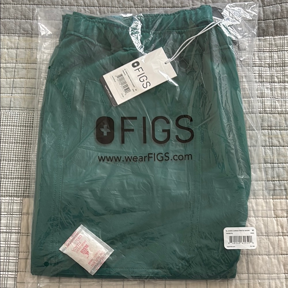 FIGS Hunter Green Scrub Pants Mens Medium/Short Cairo Cargo Scrub Pants NWT